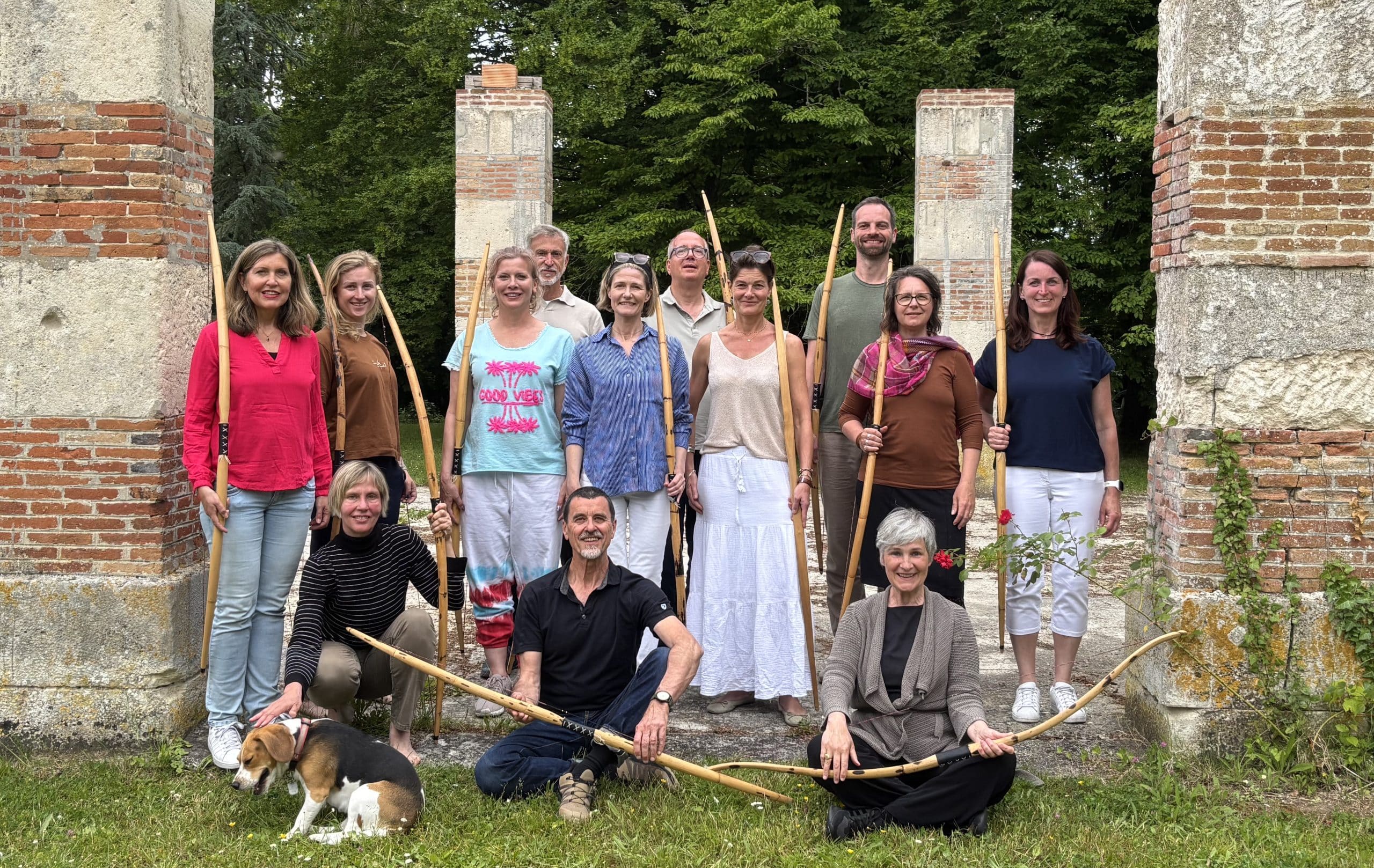 Gruppe von Teilnehmerinnen und Teilnehmern eines Bogen Retreats mit Langbogen