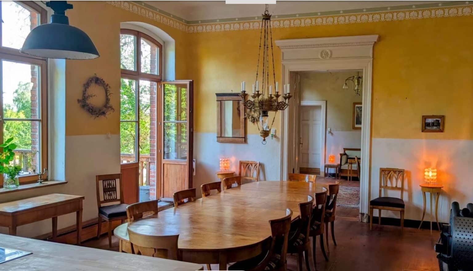 Speisesaal mit langer Tafel im Gutshof Drahnsdorf, Ort des Retreats Zwischenräume