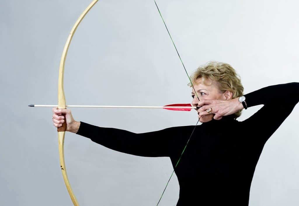 Renate Starke, Trainerin der Bogenakademie Berlin, beim Intuitiven Bogenschießen