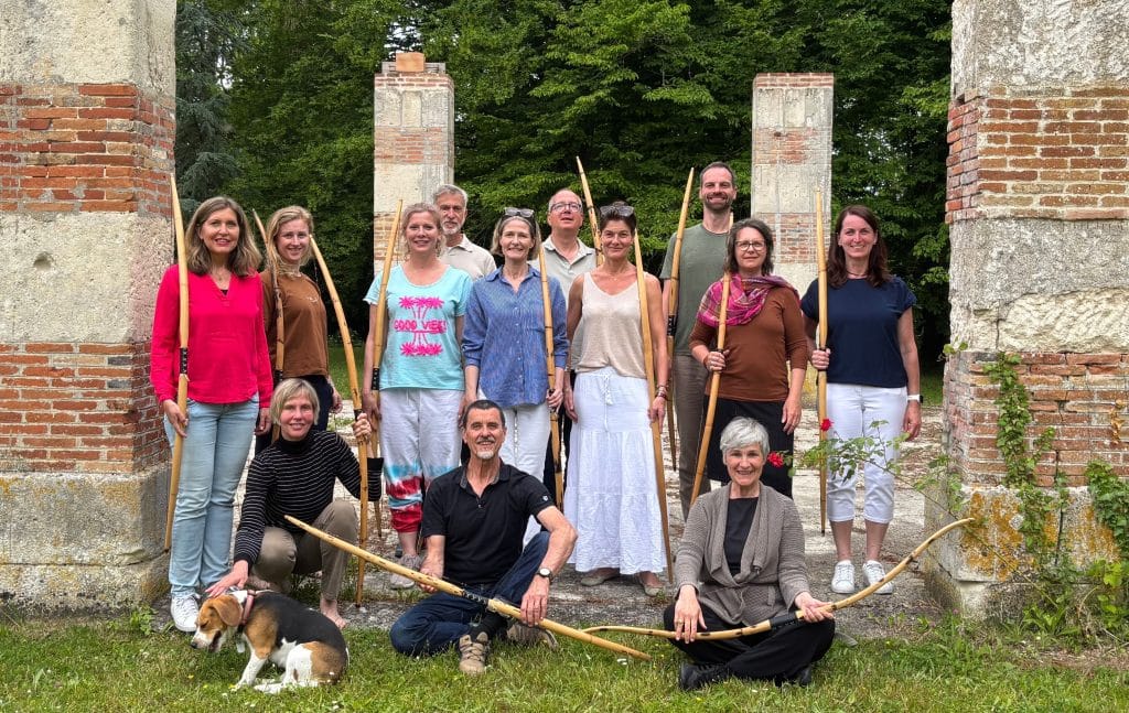 Teilnehmerinnen und Teilnehmer eines Bogen Retreats der Bogenakademie Berlin mit Langbögen