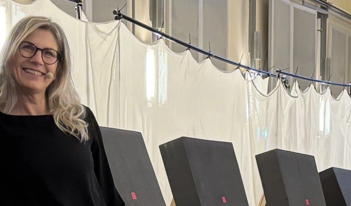 Trainerin der Bogenakademie beim Bogenschießen