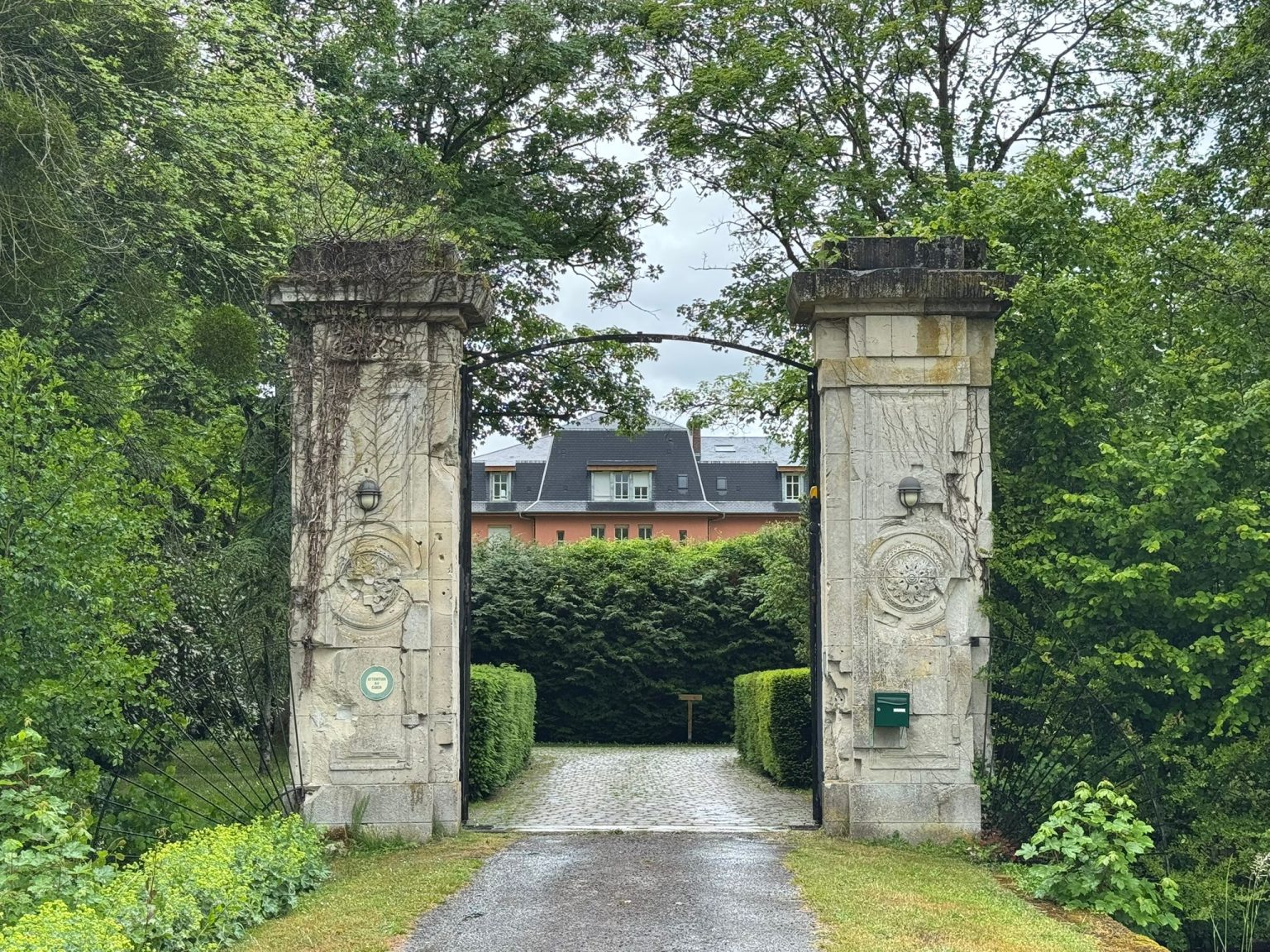 Zufahrt zum Retreat-Anwesen in Frankreich in der Nähe von Reims